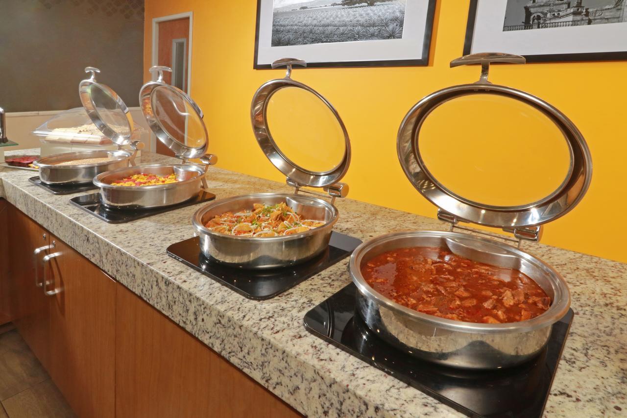 Wyndham Garden Guadalajara Acueducto Hotel Запопан Екстериор снимка