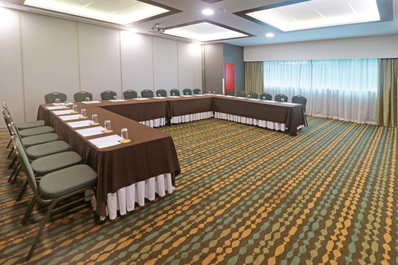 Wyndham Garden Guadalajara Acueducto Hotel Запопан Екстериор снимка