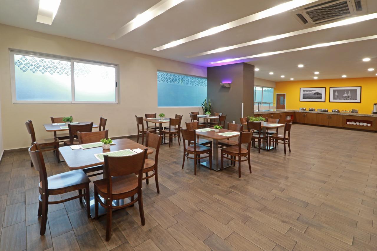 Wyndham Garden Guadalajara Acueducto Hotel Запопан Екстериор снимка