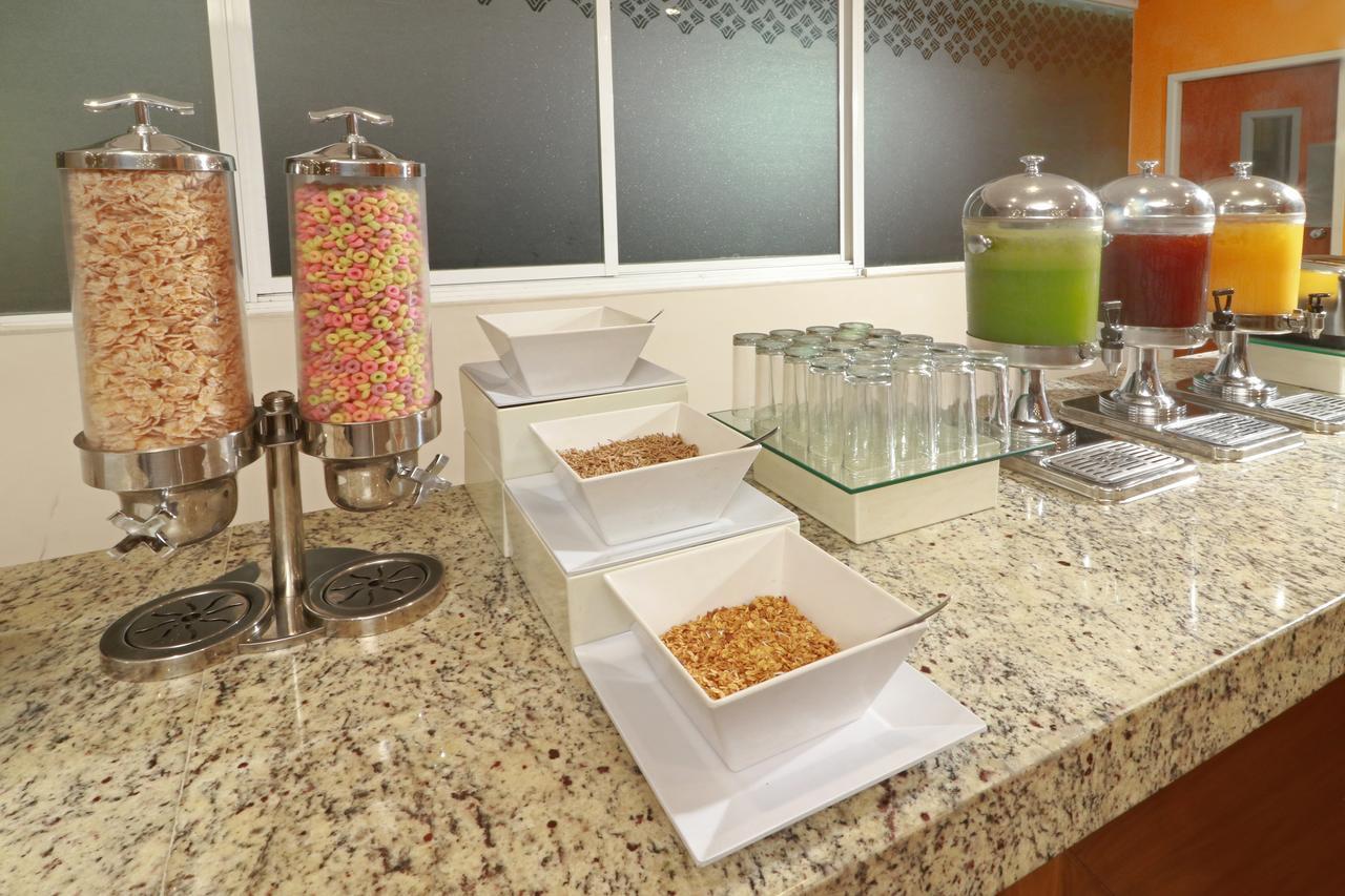 Wyndham Garden Guadalajara Acueducto Hotel Запопан Екстериор снимка